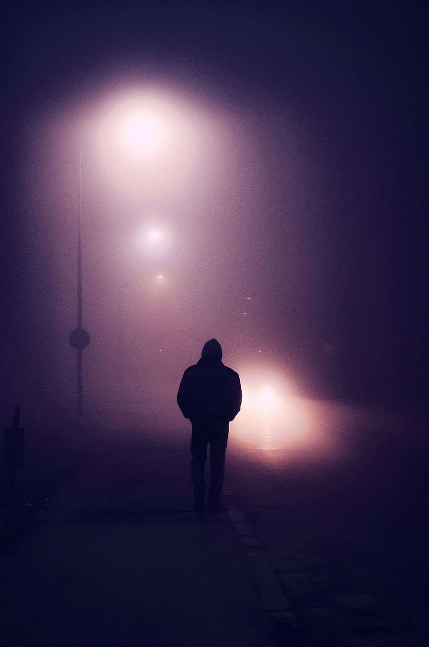 Uliczna grafika, która Cię zainspiruje Elegancka sylwetka mgły przedstawiająca młodego mężczyznę idącego ulicą we mgle. Samotna sztuka, mgła, samotna grafika Tapeta na telefon HD