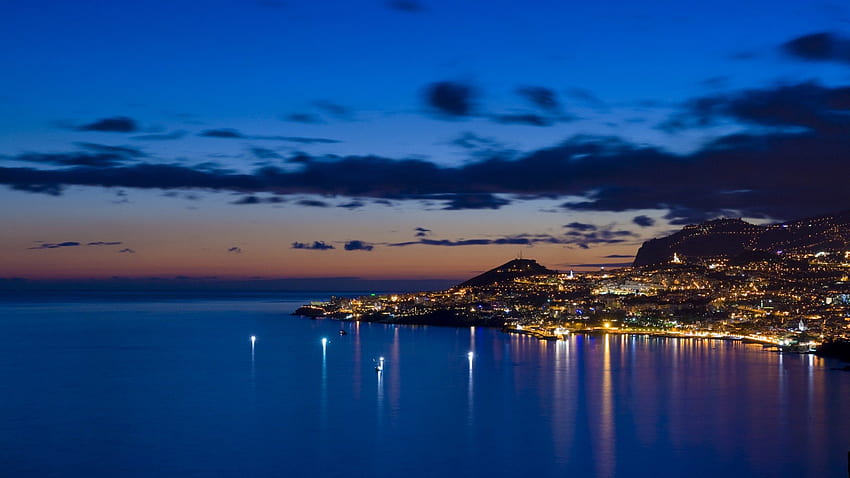 поразителен португалски крайбрежен град през нощта, нощ, град, светлини, крайбрежие HD тапет