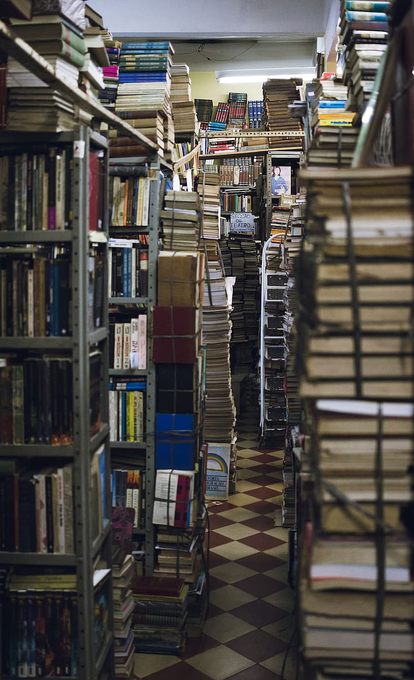 : Bücherstapel auf grauem Metallregal, Bücherregal, Bücherregale HD-Handy-Hintergrundbild