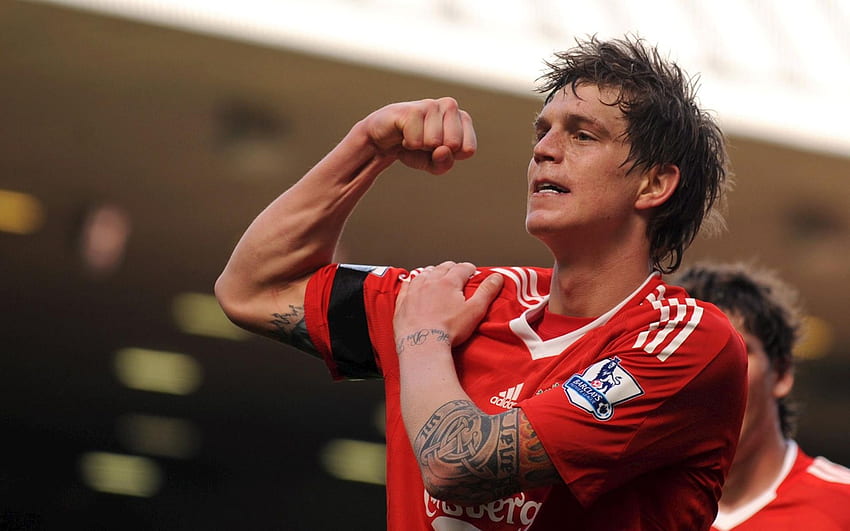 Liverpool Daniel Agger is showing his muscle and - HD wallpaper