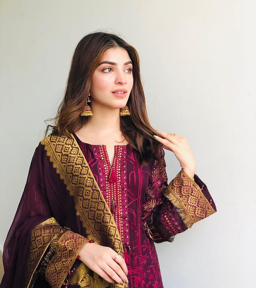 Kinza Hashmi: Slaying in a Vibrant attire HD phone wallpaper