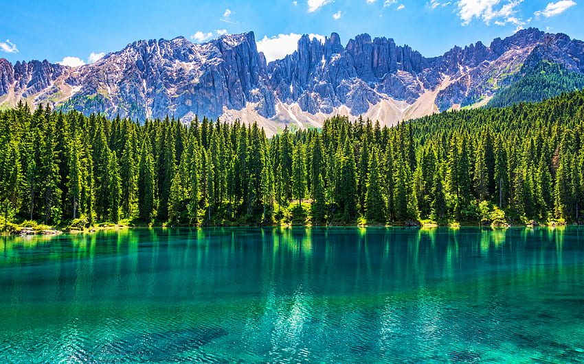 ทะเลสาบคาเรซซา ฤดูร้อน ธรรมชาติที่สวยงาม ทะเลสาบอัลไพน์ โดโลไมต์ เซาท์ทิโรล อิตาลี เทือกเขาแอลป์ ยุโรป ป่า R วอลล์เปเปอร์ HD