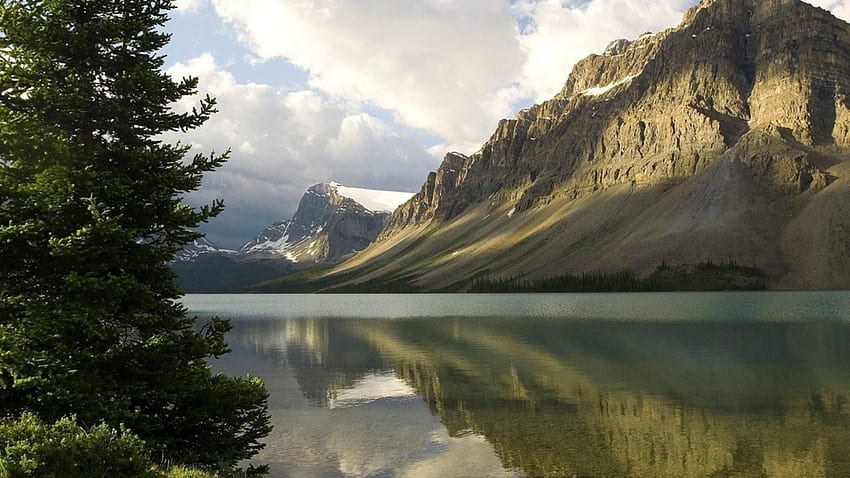 lago de montaña, hierba, árbol, montaña, lago, roca, tobogán, camino, agua, claro fondo de pantalla
