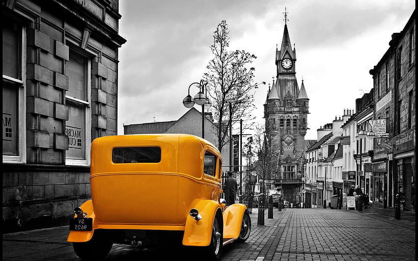 회색 도시의 빈티지 노란색 자동차 / HD 월페이퍼