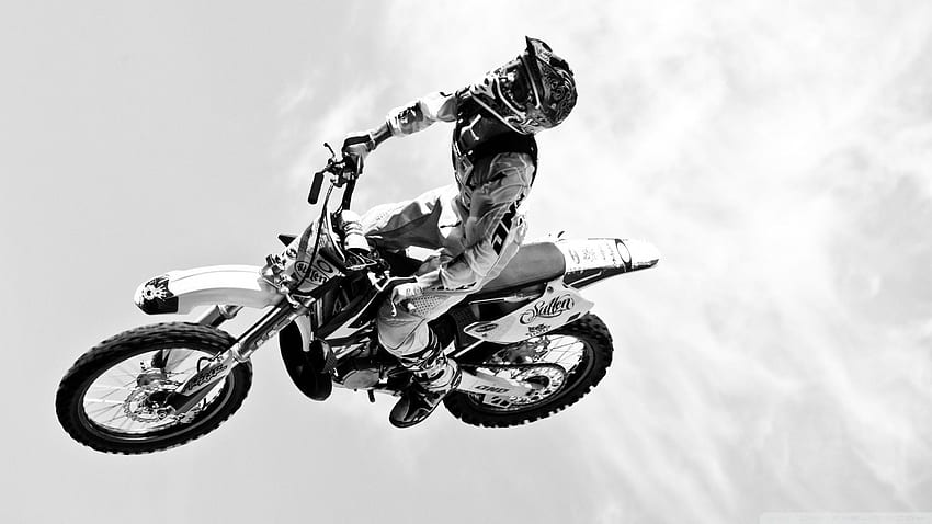 Dirtbike moto fahrzeuge motorrad motorrad flug fliegen schwarz weiß räder menschen uniform himmel wolken extremsport rennen kreuz . HD-Hintergrundbild