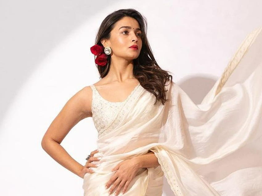 Alia Bhatt canaliza vibraciones retro con rosas rojas en el cabello y sari de ensueño para las promociones de Gangubai Kathiawadi fondo de pantalla