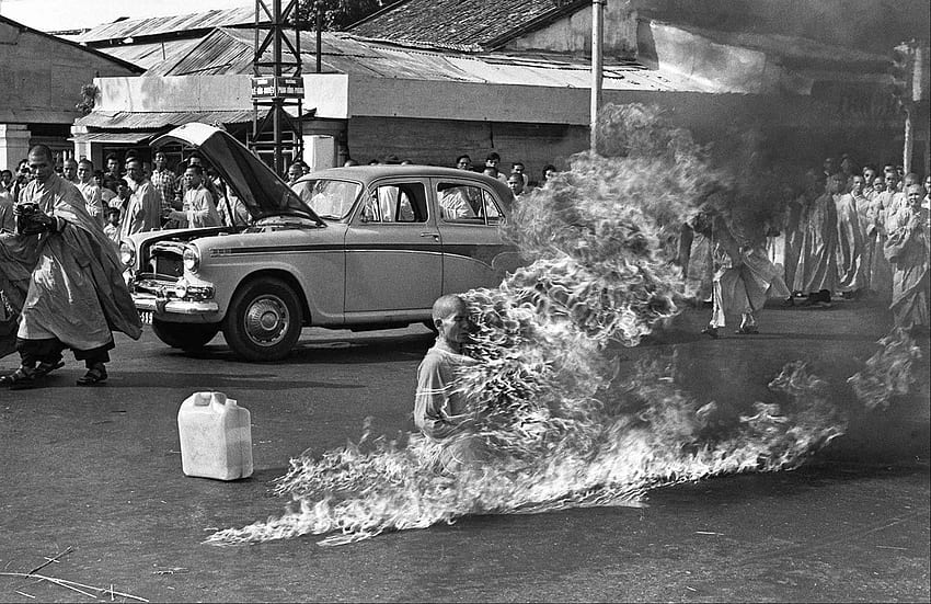 Der brennende Mönch, 1963 - Seltener historischer Vietnam-Buddha HD-Hintergrundbild