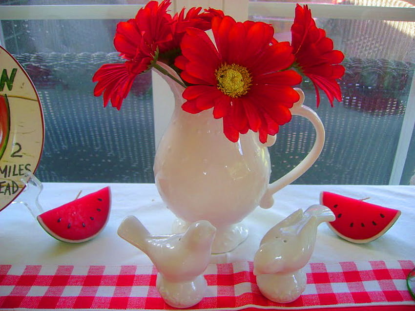 Rojo y blanco, amapolas, mesa, jarrón blanco, adornos, sandía. fondo de pantalla