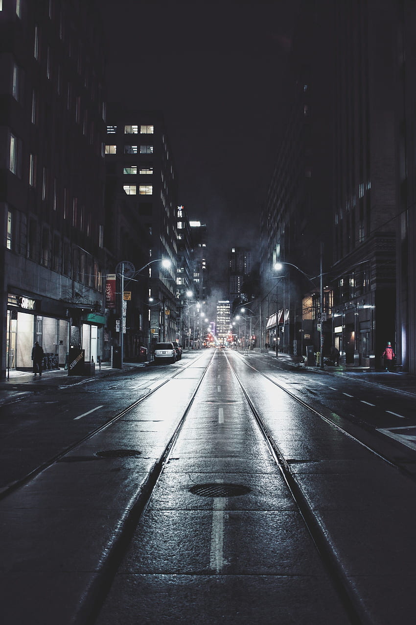 / 토론토 시내의 어두운 비오는 밤의 거리 전망, 반짝이는 포장 도로 HD 전화 배경 화면