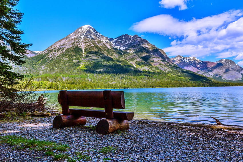 Spokojne letnie popołudnie, ławka, Kanada, żwir, Alberta, piękna, góra, jezioro, chmury, las Tapeta HD