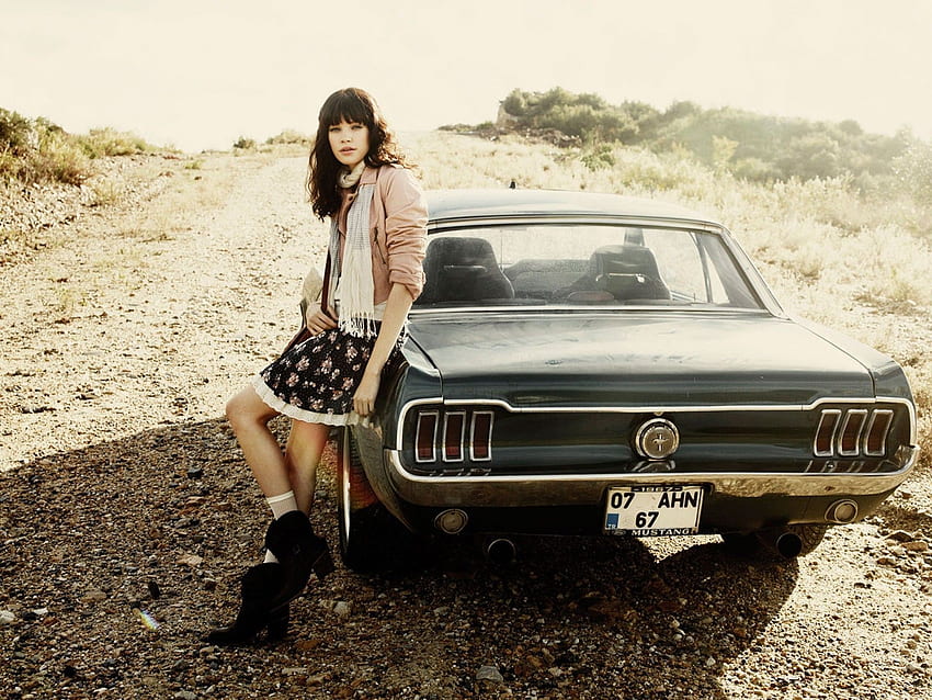 女性 車 道路 車 フォード マスタング 女の子と車 砂利 リアビュー 車 高画質の壁紙
