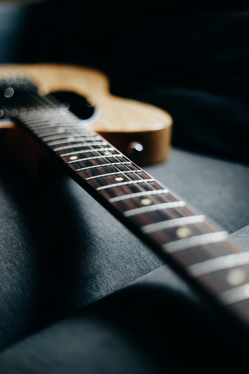 siyah kumaş üzerine kahverengi gitar penası – Gri HD telefon duvar kağıdı