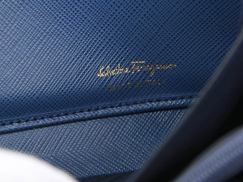 Autentico portafoglio lungo con zip Salvatore Ferragamo blu. Collega il lusso giapponese Sfondo HD
