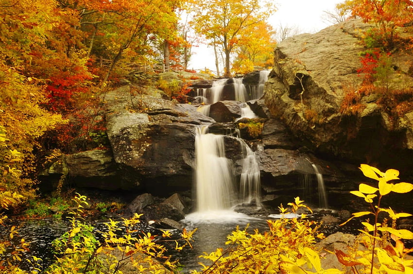 Есенни водни каскади, цветни, есен, красиви, скали, водопад, каскади, дървета, есен, гора, зеленина HD тапет