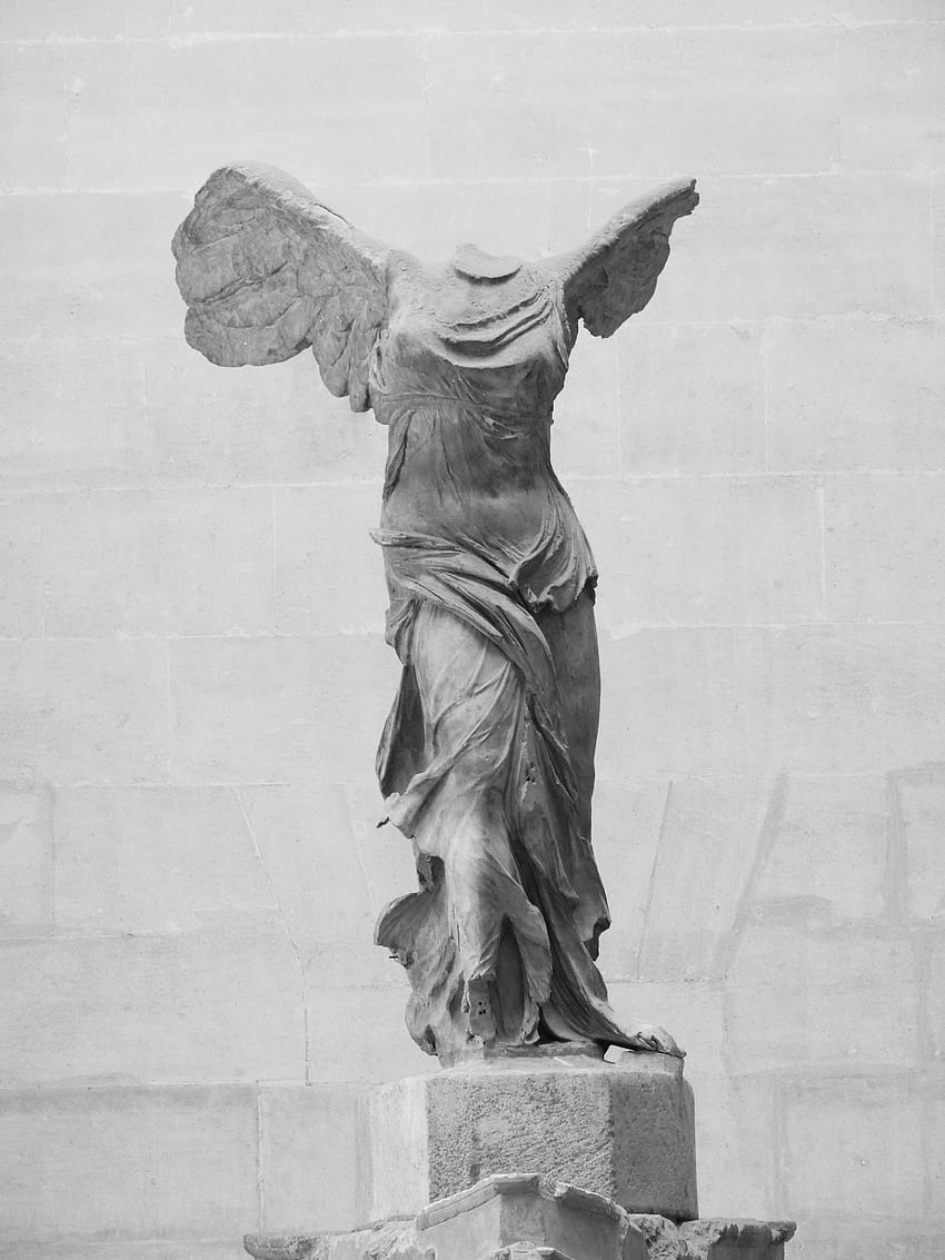 estatua de ángel de hormigón con la cabeza rota junto a una pared de hormigón gris, escultura de mármol fondo de pantalla del teléfono