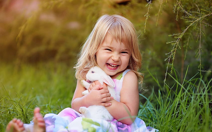 Nettes lächelndes Kindermädchen mit Kaninchen - Serie. Baby, süßes Baby, lachendes Baby, süßes Babylächeln HD-Hintergrundbild