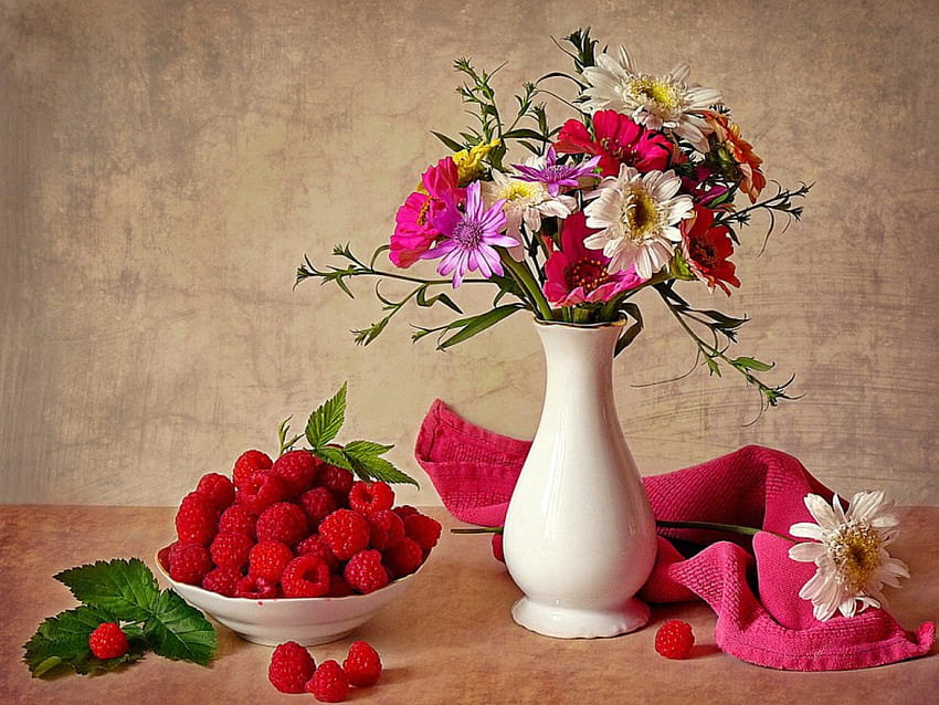 Still life, colorful, table, vail, berries, vase, beautiful, fresh, nice, daisies, pretty, flowers, lovely, harmony HD wallpaper