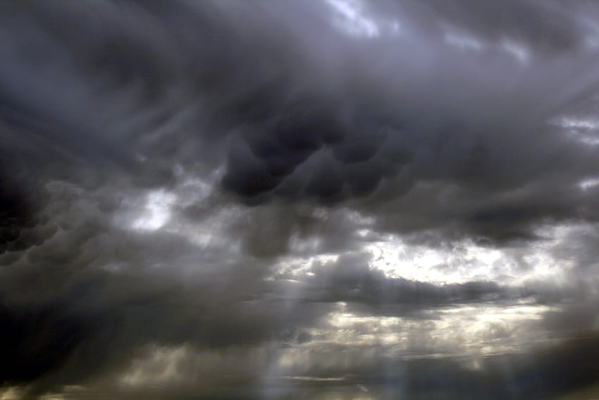 Mammatus-Wolken und Sonnenstrahlen, Wolken, Sonnenstrahlen, grau, dunkel HD-Hintergrundbild
