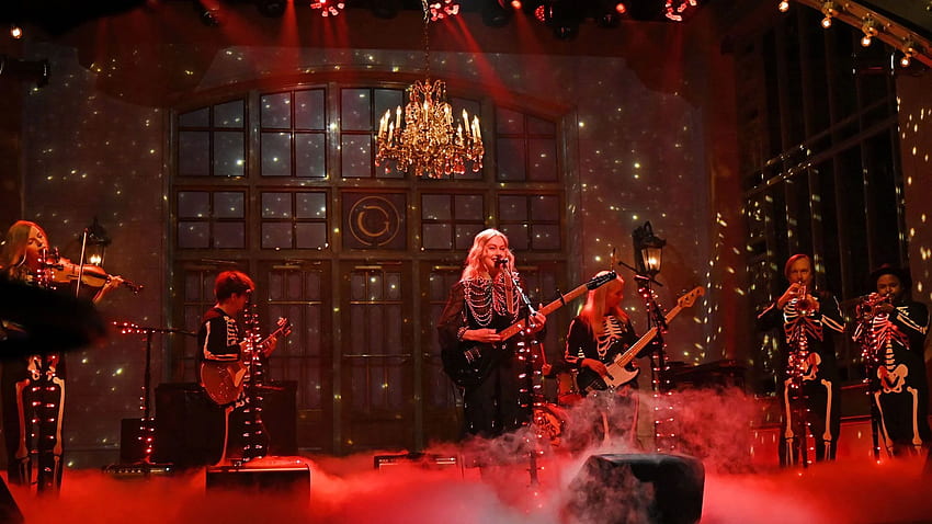 Фийби Бриджърс, рок звезда, разби китарата си на „SNL“ и Twitter има мисли HD тапет