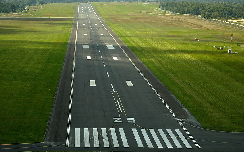 Vista superior de la pista del aeropuerto - - fondo de pantalla