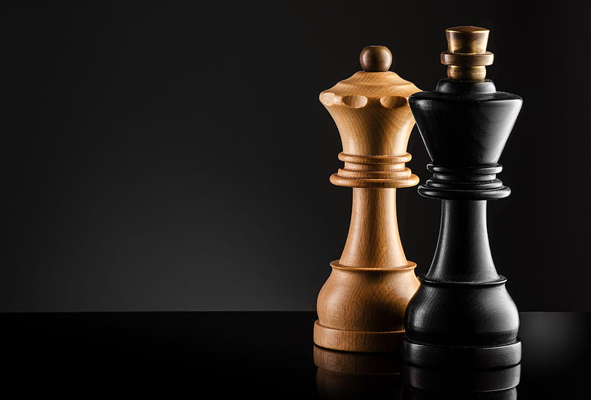 브라운 퀸과 블랙 킹 체스 조각 HD 월페이퍼