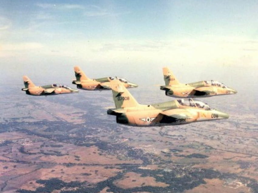Formationsflug, vier Flugzeuge in Formation, Vorbeiflug HD-Hintergrundbild