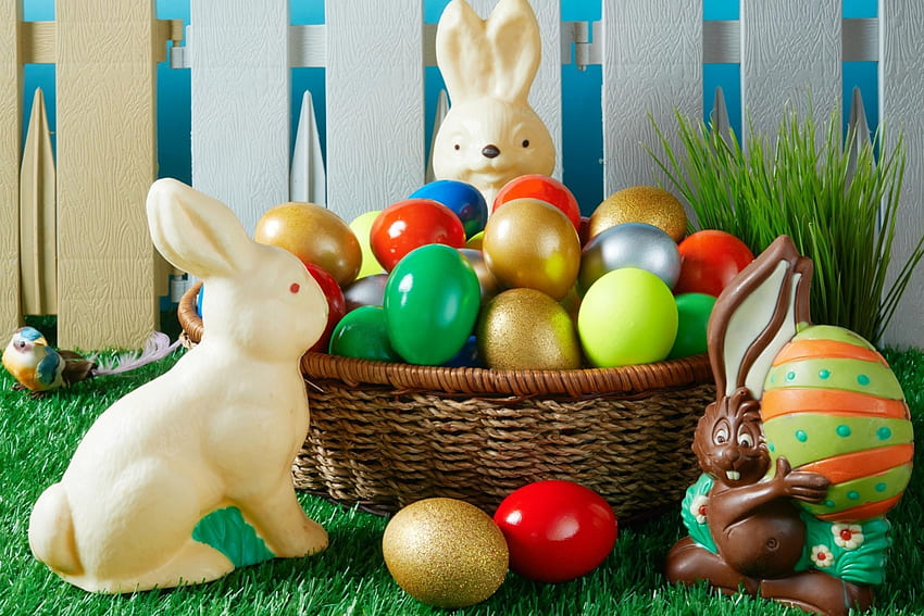 Telur dan Kelinci Paskah, kelinci, burung, Paskah, kelinci, rumput, telur, permen, keranjang, lukisan alam benda, coklat, pagar, musim semi Wallpaper HD