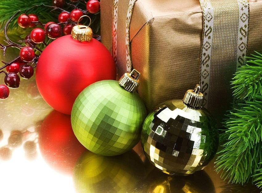 Święta, wakacje, gałąź, igły, prezent, prezent, zabawki choinkowe, piłki Tapeta HD