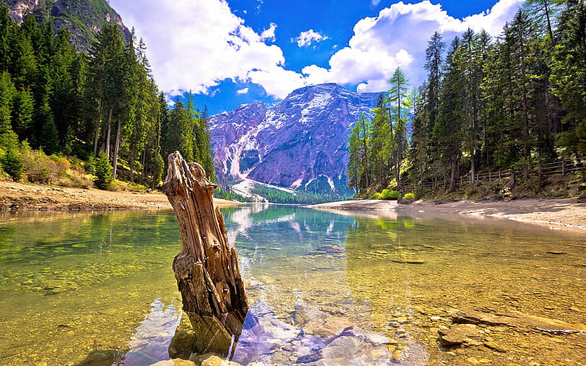 Idylliczne jezioro w Dolomitach, Lago di Braies, Południowy Tyrol, kraj, drzewa, chmury, Włochy, niebo, Alpy, góry Tapeta HD