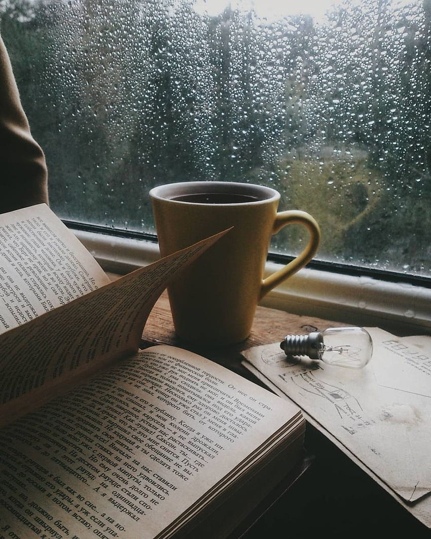 Como cuentos de hadas: “Por: Zemfira. Zemiko_08”. Día lluvioso, café y libros fondo de pantalla del teléfono