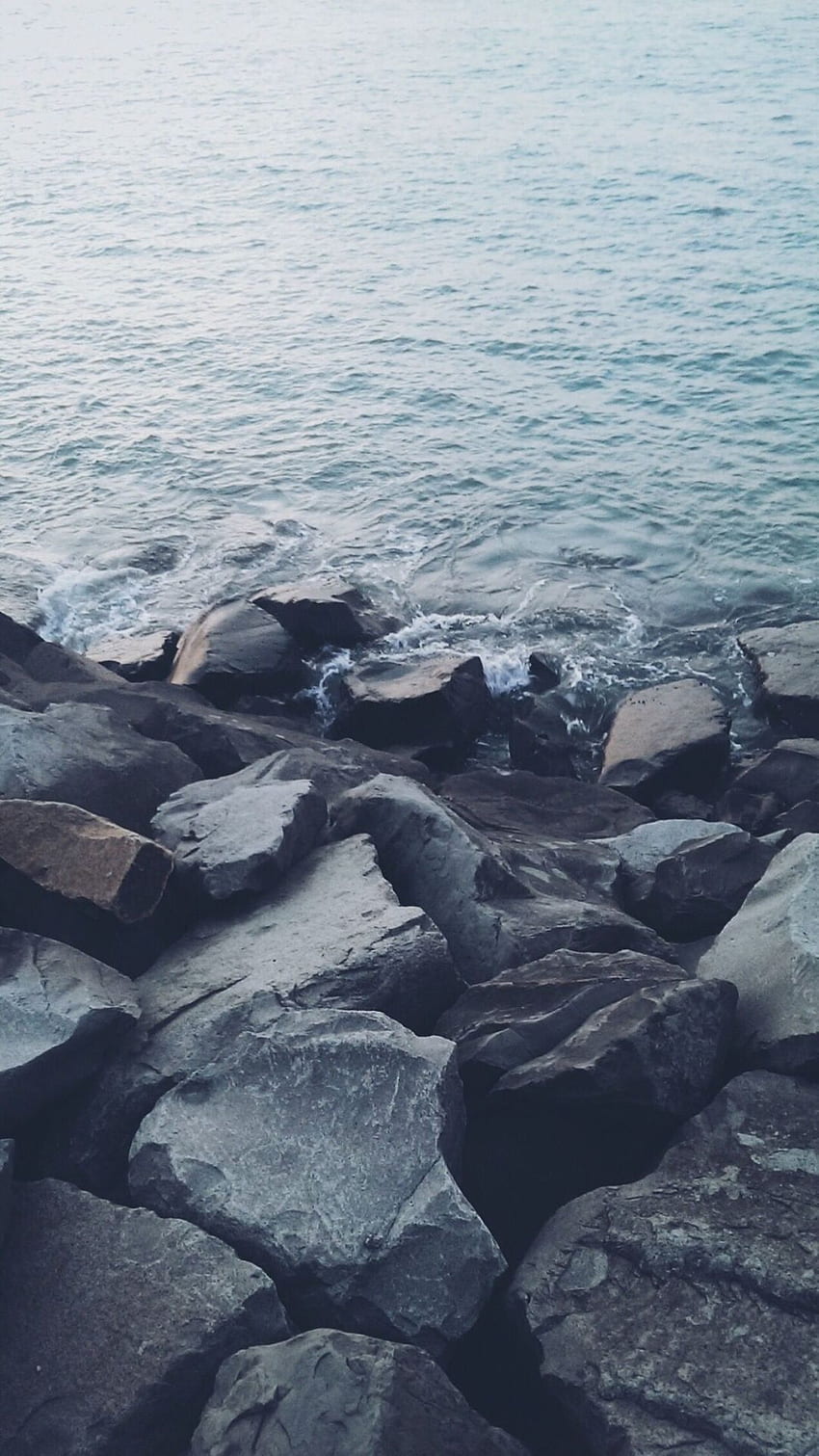 Đắm mình trong vẻ đẹp hoang sơ và đầy thơ mộng của những bãi biển đá lớn với những hình nền iPhone rocky shores ngoạn mục. Hãy cập nhật ngay để có thể đắm chìm trong không gian tuyệt đẹp của thiên nhiên.