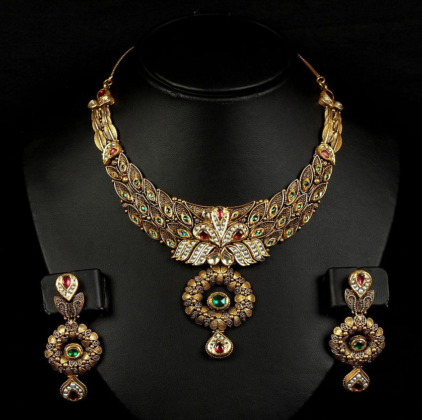 Incrostato di pietre verdi e bianche, è intervallato da scintillanti goccioline Kundan e. Belle collane d'oro, collana di design di gioielli, disegni di collana Sfondo HD