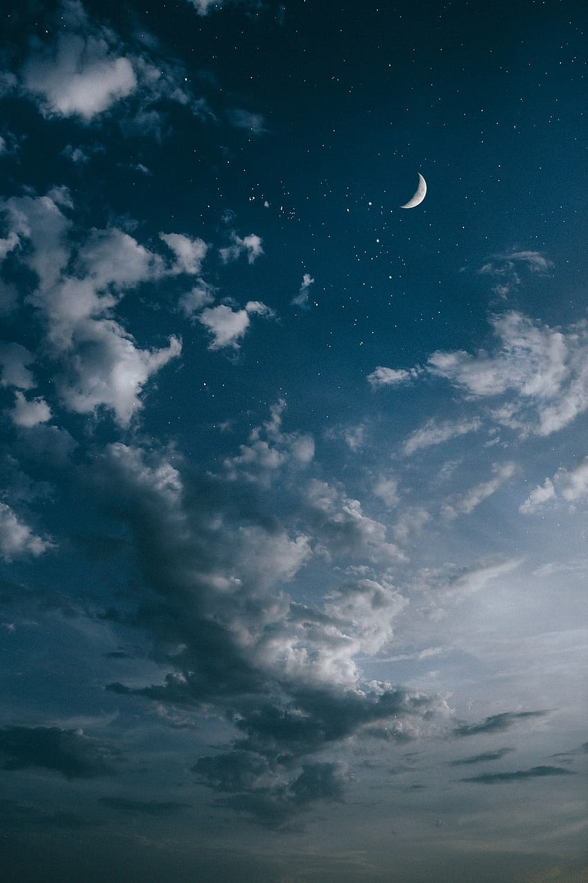 พระจันทร์ครึ่งดวงบนท้องฟ้า – ธรรมชาติ ท้องฟ้ายามค่ำคืนที่มีเมฆมาก วอลล์เปเปอร์โทรศัพท์ HD