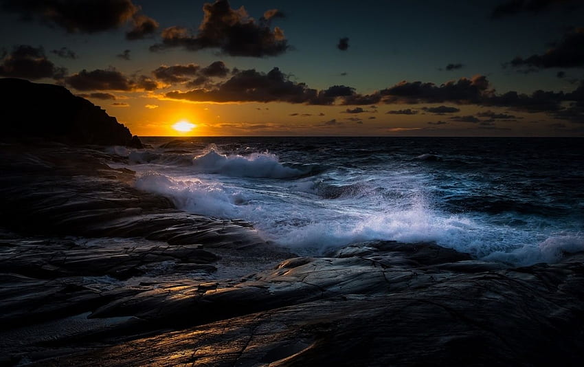 Coucher de soleil sur les roches noires de l'océan sombre. Stock de coucher de soleil de roches noires de l'océan sombre Fond d'écran HD