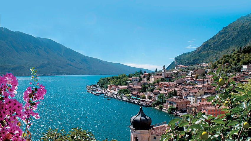 Abrazando las orillas del noroeste del lago, Limone es un hermoso complejo con flores de adelfa y buganvilla. Lago de Garda, Hermosos Lagos, Lago de Garda Italia fondo de pantalla