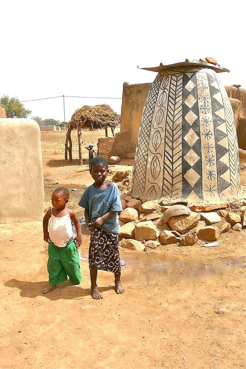 グラファーは、すべての家が芸術作品である伝統的なアフリカの村に入る. アフリカの生活、アフリカ、アフリカ HD電話の壁紙