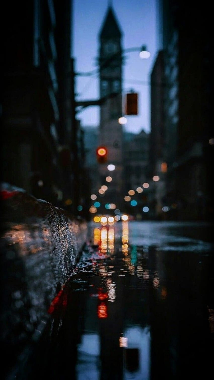 Luzes da cidade bokeh água chuva poça noite escuro sombrio edifício mal-humorado. , cidade , linda Papel de parede de celular HD