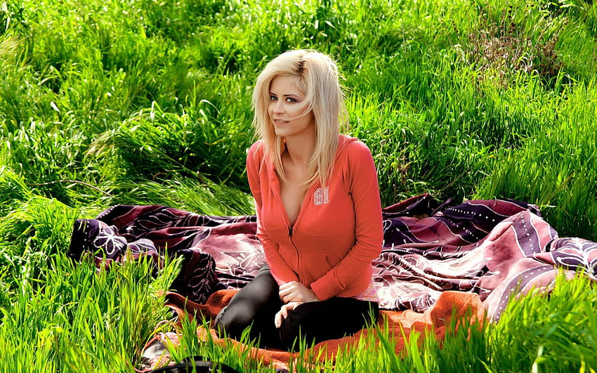 duduk di rumput, rumput, berpakaian, duduk, merah Wallpaper HD
