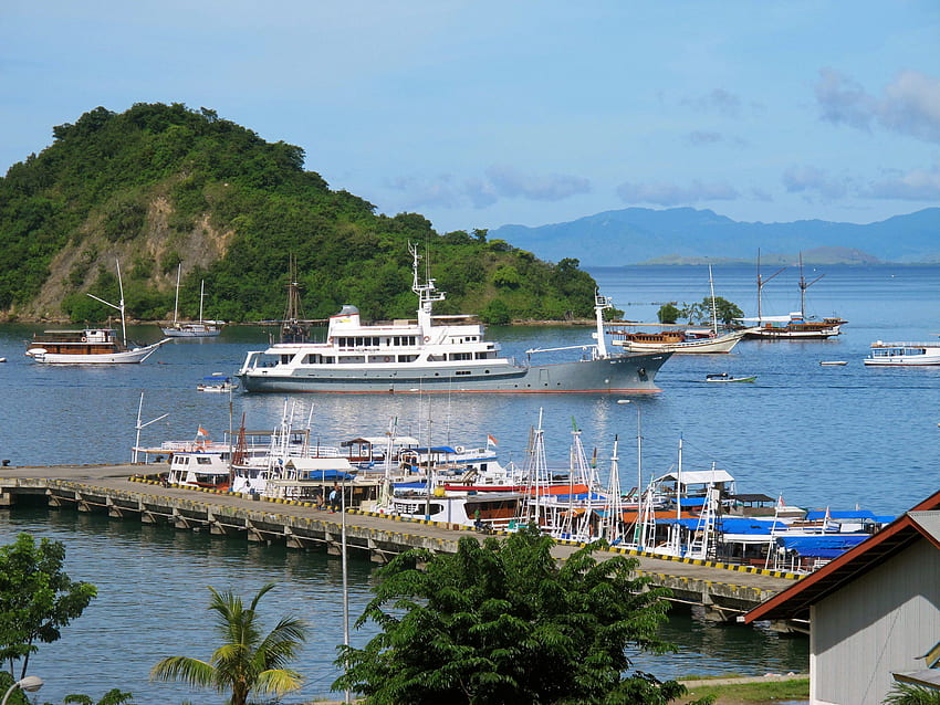 Salila In Labuan Bajo – Luxury Yacht Browser. by CHARTERWORLD Superyacht Charter HD wallpaper