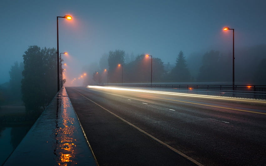 Straßenlaternen der nebligen Nachtbrücke HD-Hintergrundbild