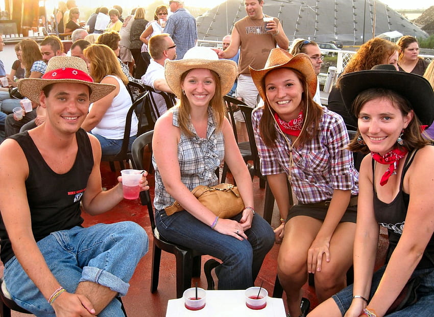 Cowgirls On A Cruise คาวบอย สไตล์ สนุก คาวเกิร์ล แฟชั่น เรือ ล่องเรือ สาวๆ ผู้หญิง โมเดล รองเท้าบูท ตะวันตก หมวก ผู้หญิง วอลล์เปเปอร์ HD