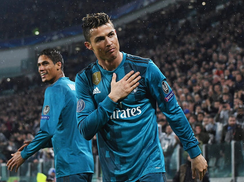 Cristiano Ronaldo ringrazia i tifosi della Juventus per la standing ovation dopo lo straordinario gol in rovesciata per il Real Madrid. L'indipendente. The Independent, Calcio di bicicletta Ronaldo Sfondo HD