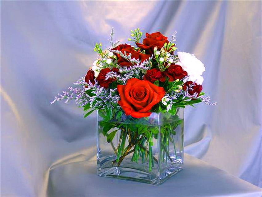 パトリスの花束、青いカーテン、花束、花瓶、赤いバラ、水、白い花 高画質の壁紙