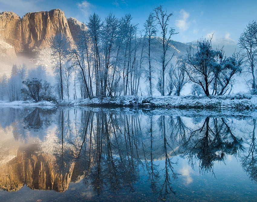 Refleksi Musim Dingin, musim dingin, biru, sinar matahari, pohon, indah, pegunungan, danau, pantulan Wallpaper HD