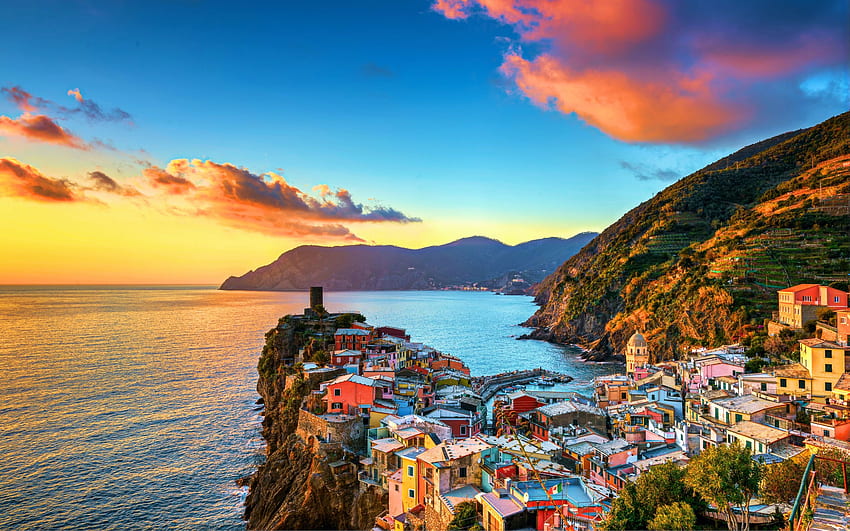 Vernazza, Cinque Terre, Italie, village, mer, méditerranée, couleurs, nuages, ciel, maisons Fond d'écran HD