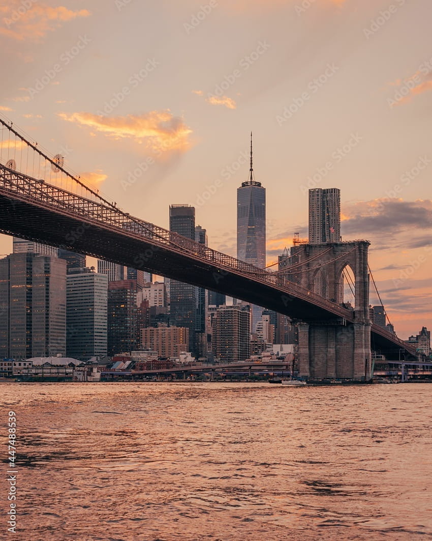 뉴욕 브루클린 덤보(Dumbo)에서 맨해튼 스카이라인이 있는 이스트 리버(East River)와 브루클린 다리(Brooklyn Bridge)의 일몰 HD 전화 배경 화면