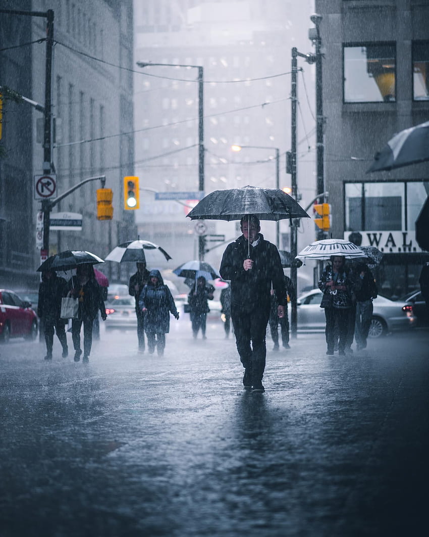 ITAP of people walking in the rain by HD phone wallpaper