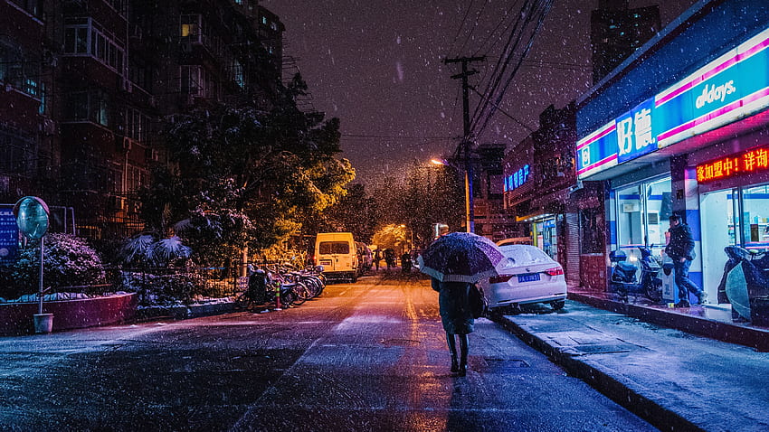Śnieżna noc Spacerujący ludzie na ulicy - Śnieżne miasto - Tapeta HD