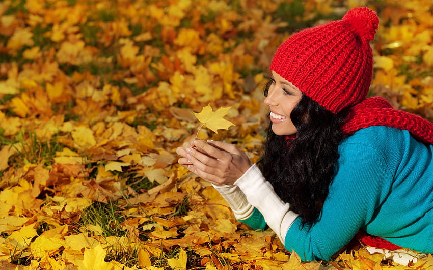 folhas, sorriso, bonita, sai, tapete, morena, feliz, outono, chapéu vermelho, mulher papel de parede HD
