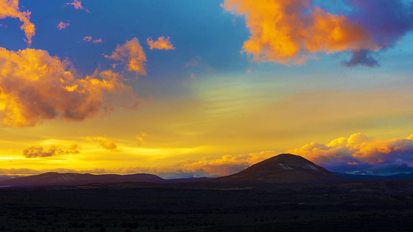Земя, оформена от огън - Lava Beds National Monument, Калифорния, хълмове, облаци, пейзаж, небе, САЩ, залез HD тапет